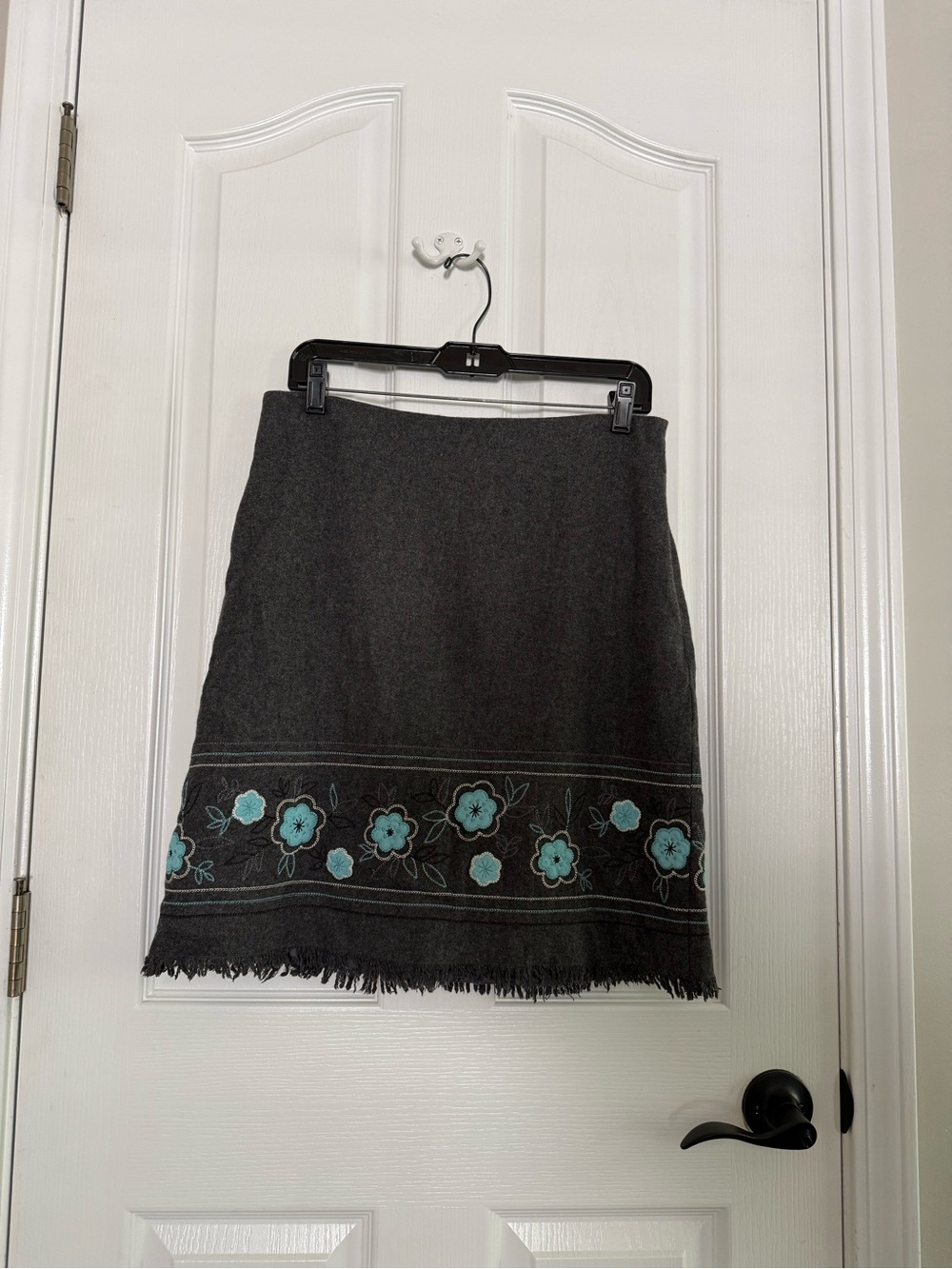 Dress Barn Gray Wool Skirt with Teal Floral Embroidery and Fringed Hem -Sz8-EUC